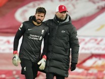 FC Liverpool: Jürgen Klopp und Torwart Alisson nach der Heim-Niederlage gegen Burnley 2021