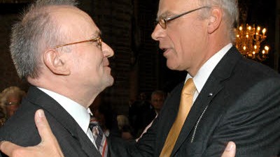 Evangelische Kirche: Bischofskandidat Horst Gorski (l.) gratuliert dem neuen Bischof für den Sprengel Schleswig und Holstein, Gerhard Ulrich, nach seiner Wahl.