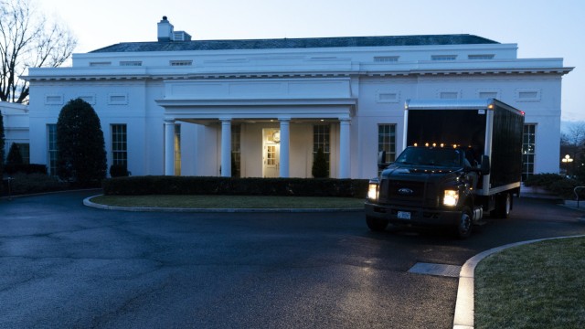 Oval Office: Auch wenn es dunkel wird, der Umzug muss fertig werden.