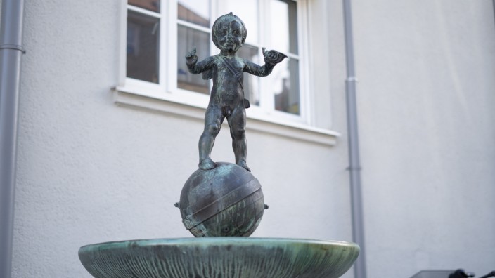 Viertel-Stunde: Der Schöpfer des Bronze-Brunnens hat endlich einen Namen: Bildhauer August Mühlbauer.