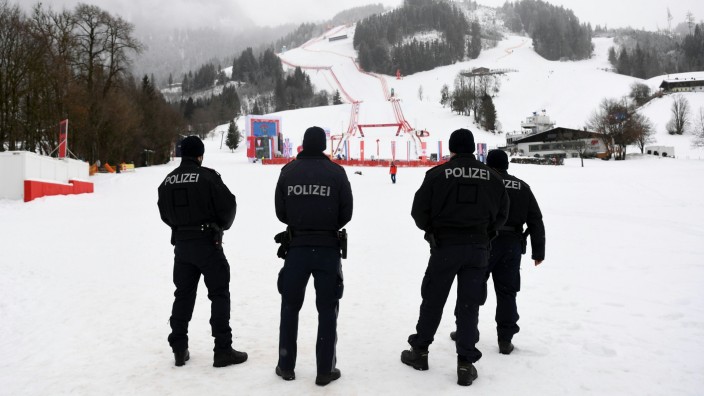 Ski alpin in Kitzbühel: Die Streif als Sperrzone: Polizisten bewachen am Samstag das Ziel der Abfahrt, die wetterbedingt auf den Sonntag verschoben wurde.
