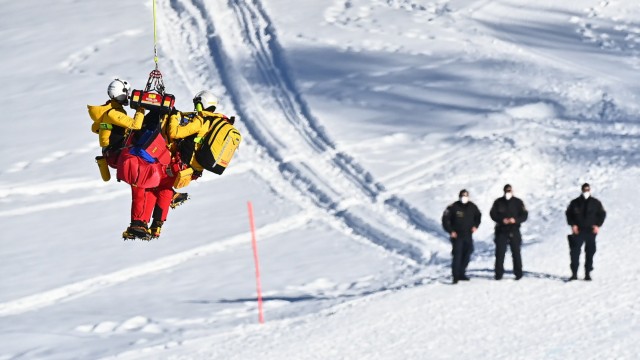 Ski alpin in Kitzbühel: Sorgenvoller Abtransport: Nach seinem schweren Sturz beim Zielsprung der Hahnenkamm-Abfahrt in Kitzbühl fliegen Sanitäter den Schweizer Urs Kryenbühl mit einem Helikopter ins Krankenhaus.