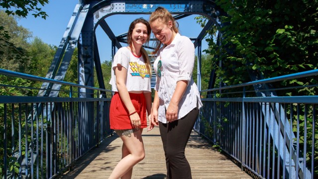 Eine Stadt mit vielen Gesichtern: Die jungen Frauen Ivana und Melanie (links) fotografierte Lischka auf der Blauen Brücke.