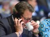 Andreas SCHEUER (Bundesverkehrsminister), telefoniert mit Smartphone und trinkt aus einer Tasse, Einzelbild,angeschnitte