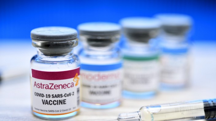 Corona-Impfstoff von AstraZeneca mit Spritze, Symbolfoto *** Corona vaccine from AstraZeneca with syringe, symbol photo