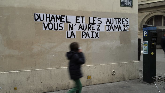 Frankreich: Der Jurist und Politiker Olivier Duhamel steht im Zentrum des jüngsten Missbrauchsskandals. Er soll seinen Stiefsohn jahrelang missbraucht haben. Das Grafitto in Paris heißt übersetzt: "Duhamel und die anderen, ihr werdet niemals Frieden finden."