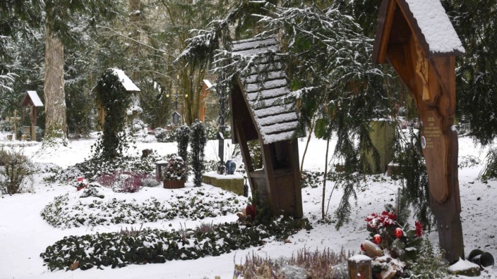 Bestattungen zu Corona-Zeiten: Ruhe in winterlichen Frieden: Schnee bedeckt derzeit die Gräber des Waldfriedhofs in Dachau.