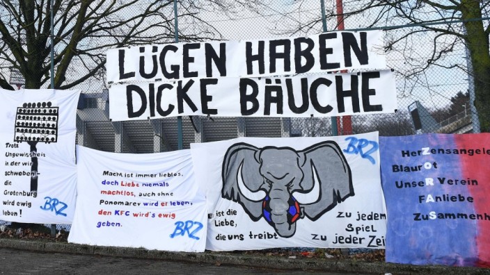 Spruchbänder / Banner der KFC Uerdingen Fans am 24.01.2021 vor der Grotenburg in Krefeld *** Banners of the KFC Uerdinge