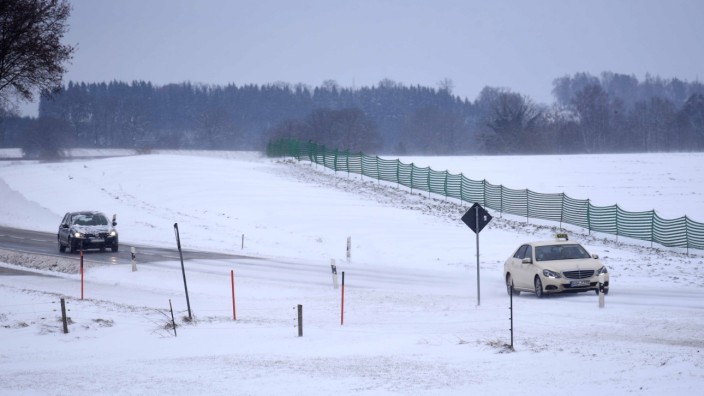 Dachauer Winterdienst im Dauereinsatz: Schneeverwehungen (wie im Bild am Assenhauser Berg) sind durch den starken Wind vor allem zwischen Schönbrunn und Lotzbach problematisch.