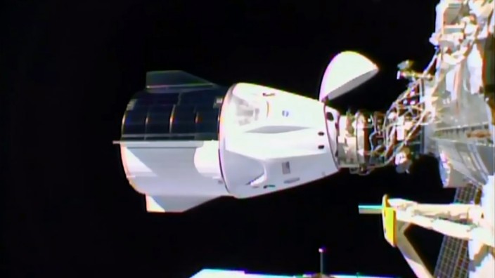 Raumfahrt: Im November 2020 hat die Crew Dragon von Space-X mit vier Nasa-Astronauten an die Raumstation ISS angedockt. In einem Jahr könnten dort mit solch einer Kapsel vier Raumfahrer für einen Privataufenthalt ankommen.