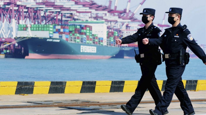 Bilanz: Chinesische Polizisten patrouillieren am Hafen von Qingdao, den Containerschiffe mit Waren verlassen.