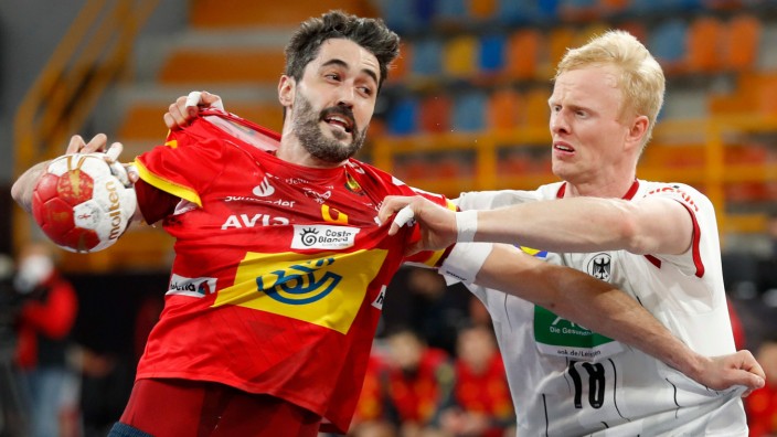 Handball: Erfahrung auf internationalem Topniveau: Hier versucht Sebastian Firnhaber (re.) Spaniens Spielmacher Raul Entrerrios zu stoppen.