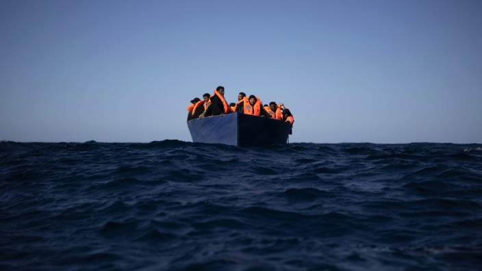 Migration: Teils mit Holzbooten machen sich Flüchtlinge auf den Weg über das Mittelmeer. Die EU-Staaten streiten, wie sie mit ihnen umgehen sollen.