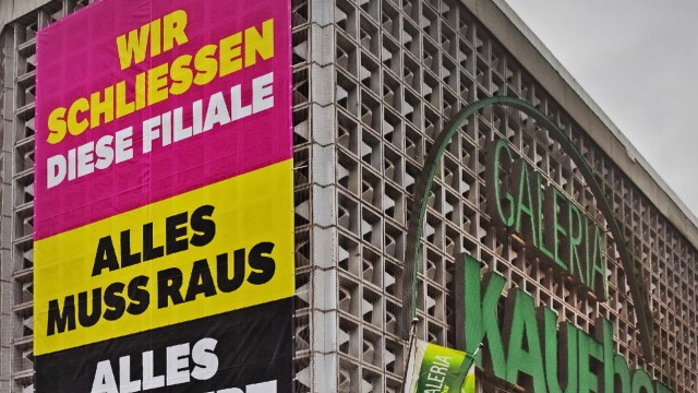 Wirtschaft in München: Früher waren sie Spiegel des Wohlstands, heute haben sie clevere, zeitgemäße Konkurrenz: Die Idee des Kaufhauses hat sich überlebt. Viele schließen, wie diese Filiale von Galeria Kaufhof in Nordrhein-Westfalen.