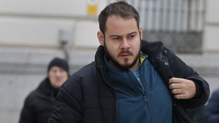 Spanien: "Ich werde nicht vor Faschisten einknicken": Der Rapper Pablo Rivadulla alias Pablo Hasél auf dem Weg zum Gericht im Jahr 2018.