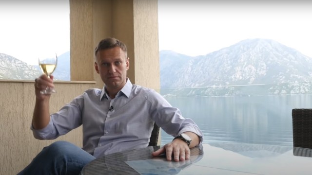 Screenshots aus den Videos des Kremlkritikers Alexey Nawalny
