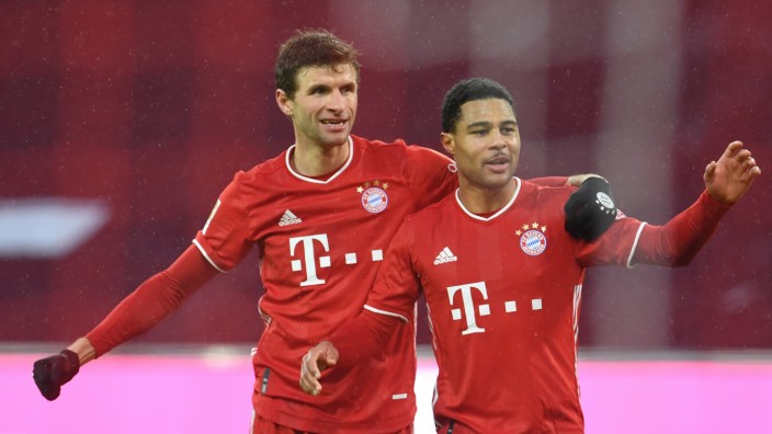 FC Bayern: Thomas Müller (li.) und Serge Gnabry feiern Gnabrys Tor zum 4:1.