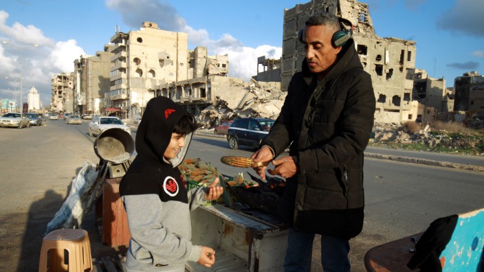 Libyen: Das Land ist gezeichnet von den Zerstörungen der inneren Konflikte seit 2011: Straßenszene in Bengasi in Libyens Cyreneika im Osten.