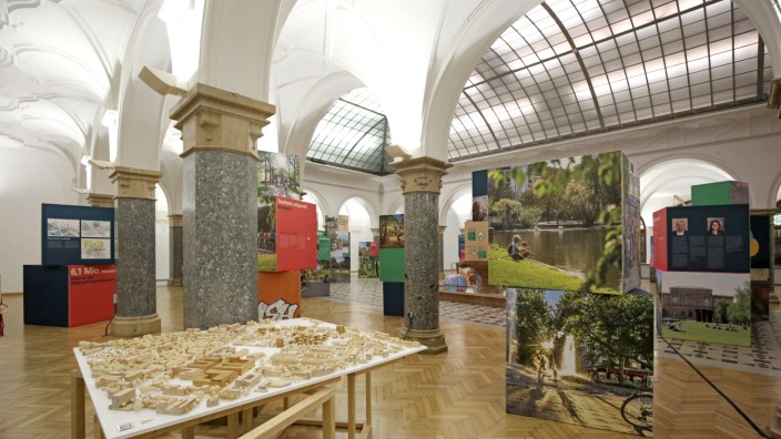 Nachhaltig planen in München: In der Rathausgalerie sind Schautafeln und Modelle aufgebaut, doch derzeit darf die Ausstellung nicht besucht werden.