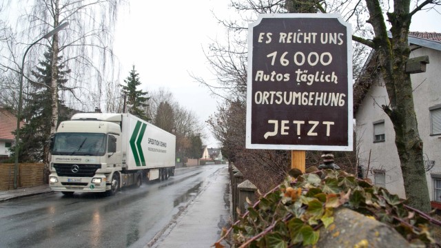 Verkehr in Schwaberwegen: Im März 2017 haben Umgehungsbefürworter noch auf die Belastung durch 16 000 Autos hingewiesen.