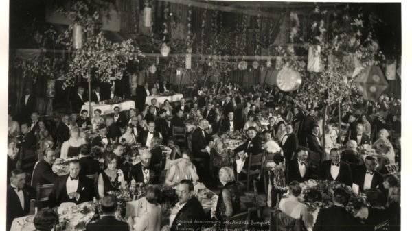 Kino und Corona: 1929, beim zweiten Mal, sah die Oscar-Verleihung noch nach einer großen Dinner-Party aus.