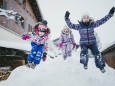 Three children playing in the snow, Jochberg, Austria model released Symbolfoto PUBLICATIONxINxGERxSUIxAUTxHUNxONLY PSIF