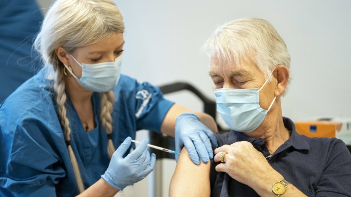 Foerste borger i Danmark bliver vaccineret med covid-19 vaccine fra Moderna i vaccinationscentret i Vejle torsdag den 1