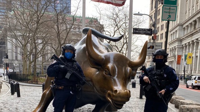 Umstrittene Monumente: Aus dem Twitteraccount der NYPD: "Wir freuen uns mitteilen zu können, dass der Bulle vor der Wallstreet sicher ist."