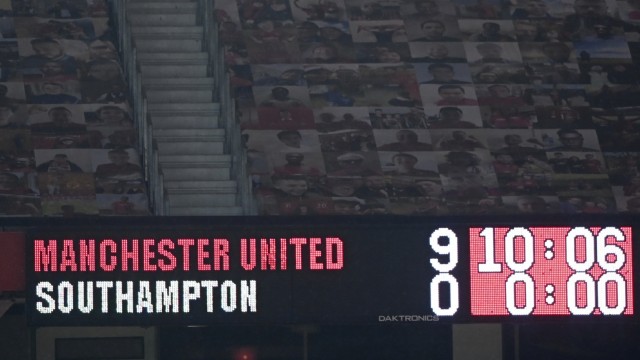 0:9 von Southampton: Schmerzhafte Wiederholung: Weiß auf Schwarz zeigt die Anzeigetafel im Old Trafford Stadion das Ergebnis an.