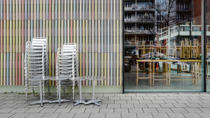 Stühle vor einem Cafe in München, 2020