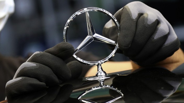 Daimler: Daimler spaltet sich auf. Ein Unternehmen baut Luxusautos mit Mercedes-Stern, das andere Lastwagen und Busse.