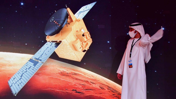 Raumfahrt: Neumitglied im Club der Raumfahrtnationen: die Vereinigten Arabischen Emirate, hier bei einer Präsentation im vergangenen Jahr.