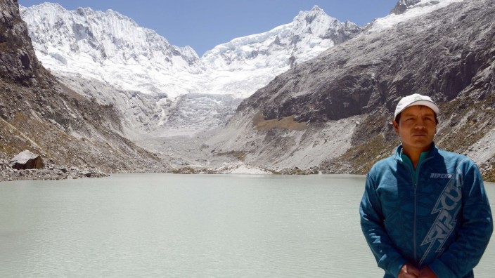 Klimawandel: Bergführer Saúl Luciano Lliuya steht vor dem fast eisfreien Churup-Gletscher in den nördlichen Anden Perus. Die Gletscherschmelze infolge der Erwärmung ist in der Region massiv.