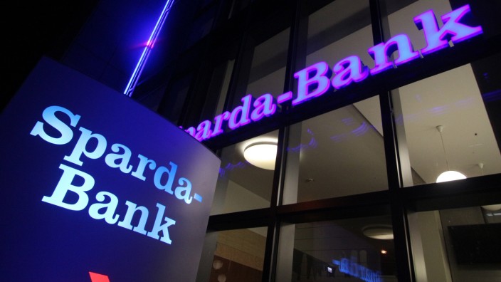 Logo an einer Filiale der Sparda Bank in der Innenstadt München am Abend Bayern Deutschland *** Lo