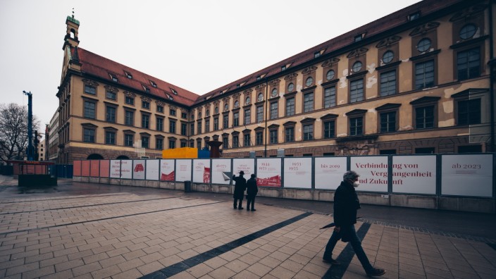 Krise bei der Signa-Holding: Auch in München besitzt René Benko Immobilien. Etwa die Alte Akademie an der Neuhauser Straße, wo die Bauarbeiten derzeit ruhen.