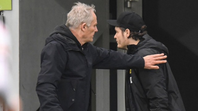 Borussia Dortmund: Trost unter Kollegen: SC-Trainer Streich (links) und BVB-Coach Terzic.