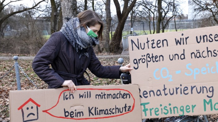 Klimaschutz in Freising: Vor der jüngsten Stadtratssitzung in Freising hat Katharina Klimm mit anderen "Fridays for Future"-Aktivistinnen und Aktivisten für mehr Klimaschutz demonstriert.