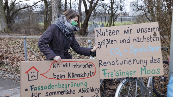 Klimaschutz: Vor der jüngsten Stadtratssitzung in Freising hat Katharina Klimm mit anderen "Fridays for Future"-Aktivistinnen und Aktivisten Corona-konform für mehr Klimaschutz demonstriert.