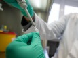 Corona: Analyse auf Mutationen des Coronavirus in einem Labor in Stuttgart