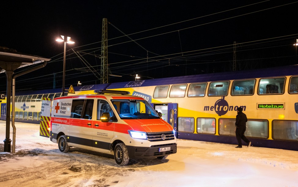 Rettungskräfte versorgen rund 25 Zugreisende im Bahnhof Uelzen