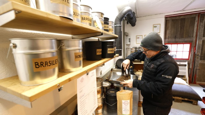 Frischer Kaffee aus Mittermarchenbach: In einer ehemaligen Garage röstet Frank Pospisil Kaffee. Jede Kaffeebohnencharge schmecke anders, sagt er.