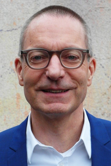 SZ-Recherche: Open Lux: Alain Thierstein ist seit März 2005 Professor für Raumentwicklung an der TU München, Fakultät für Architektur. Er hat an der Universität St. Gallen von 1978 bis 1984 Wirtschaftswissenschaften studiert.