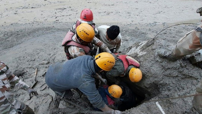 Indien: Mitglieder der Indisch-Tibetischen Grenzpolizei beteiligen sich an der Rettung Verschütteter.