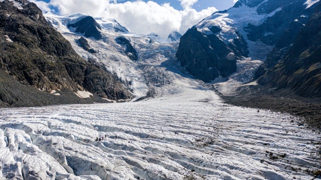 Gletscherschmelze in den Alpen: Eine Messstation auf dem Morteratschgletscher erfasst seit 1994 dessen Energiebilanz, also auch sein Schmelzen. Jedes Jahr verliert er etwa 15 Millionen Tonnen Eis, das ist etwas mehr als ein Prozent.