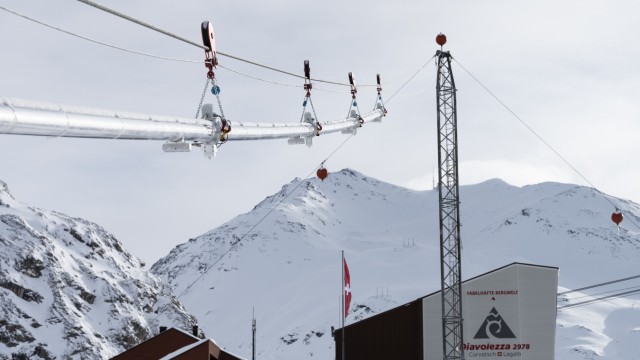 Gletscherschmelze in den Alpen: Die stromlose Beschneiungstechnik mittels Schneiseil wird an der Talstation der Diavolezzabahn im Engadin erprobt.