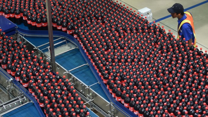 Coca-Cola: Produktion von Cola-Flaschen in Indonesien: Umweltschützer haben den Konzern schon länger im Visier.