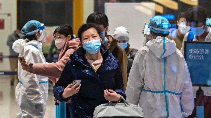 China: Gesundheitskontrollen am Flughafen von Wuhan, wo die Corona-Pandemie ihren Anfang nahm.