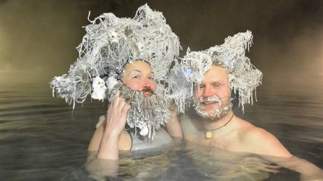 SZ-Serie "Ein Anruf bei ...": "Wer teilnehmen will, steigt in den Thermalpool und arrangiert sein Haar, während der aufsteigende Wasserdampf die Haare gefrieren lässt": Der Publikumspreis 2020 ging an dieses Paar.