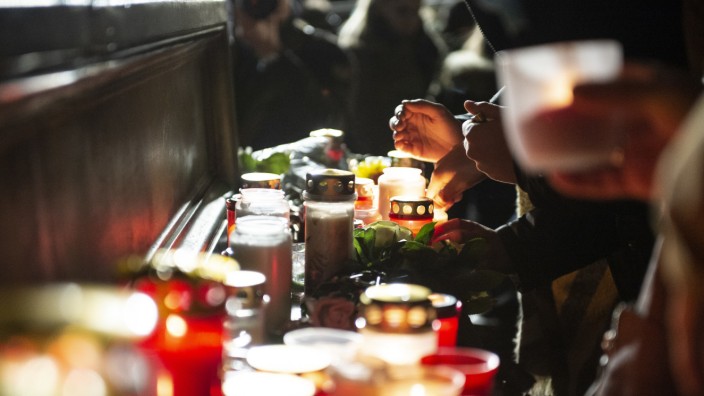 Anschlag in Hanau: Menschen gedenken der Opfer auf dem Marktplatz
