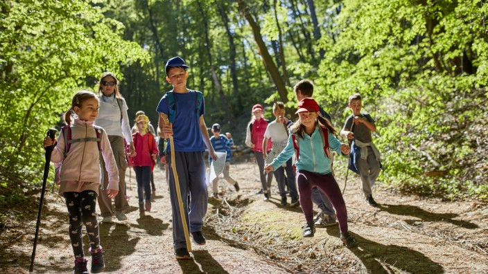 Kids on a field trip in forest model released Symbolfoto PUBLICATIONxINxGERxSUIxAUTxHUNxONLY ZEDF013